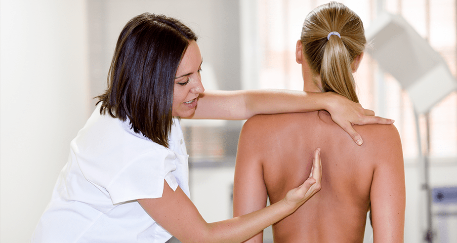 Преглед на пациент от лекар за диагностициране на остеохондроза на гръдния кош