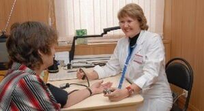 Измерване на кръвното налягане при назначаването на лекаря